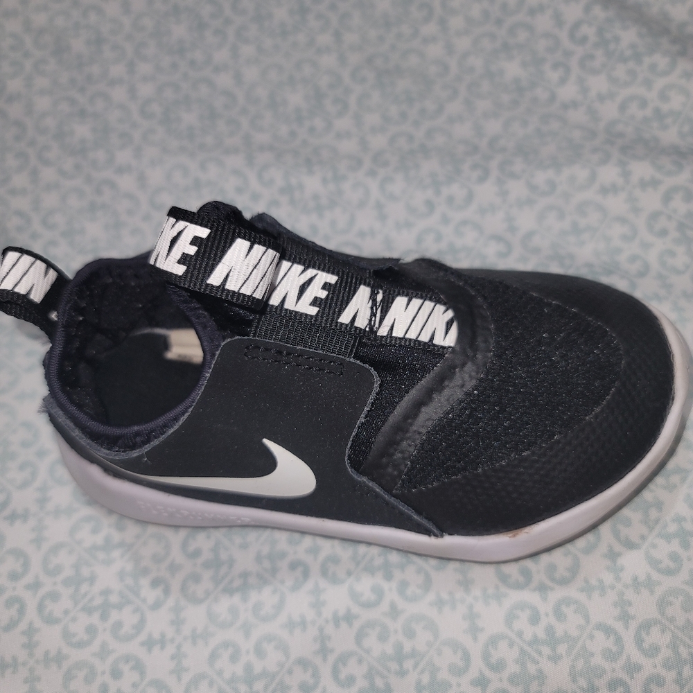 Toddler 9 nike Sneakers.